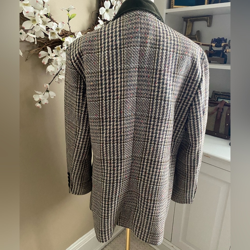 Stunning Wool and Silk Givenchy Houndstooth Blazer with Green Suede Accents - Picture 4 of 7